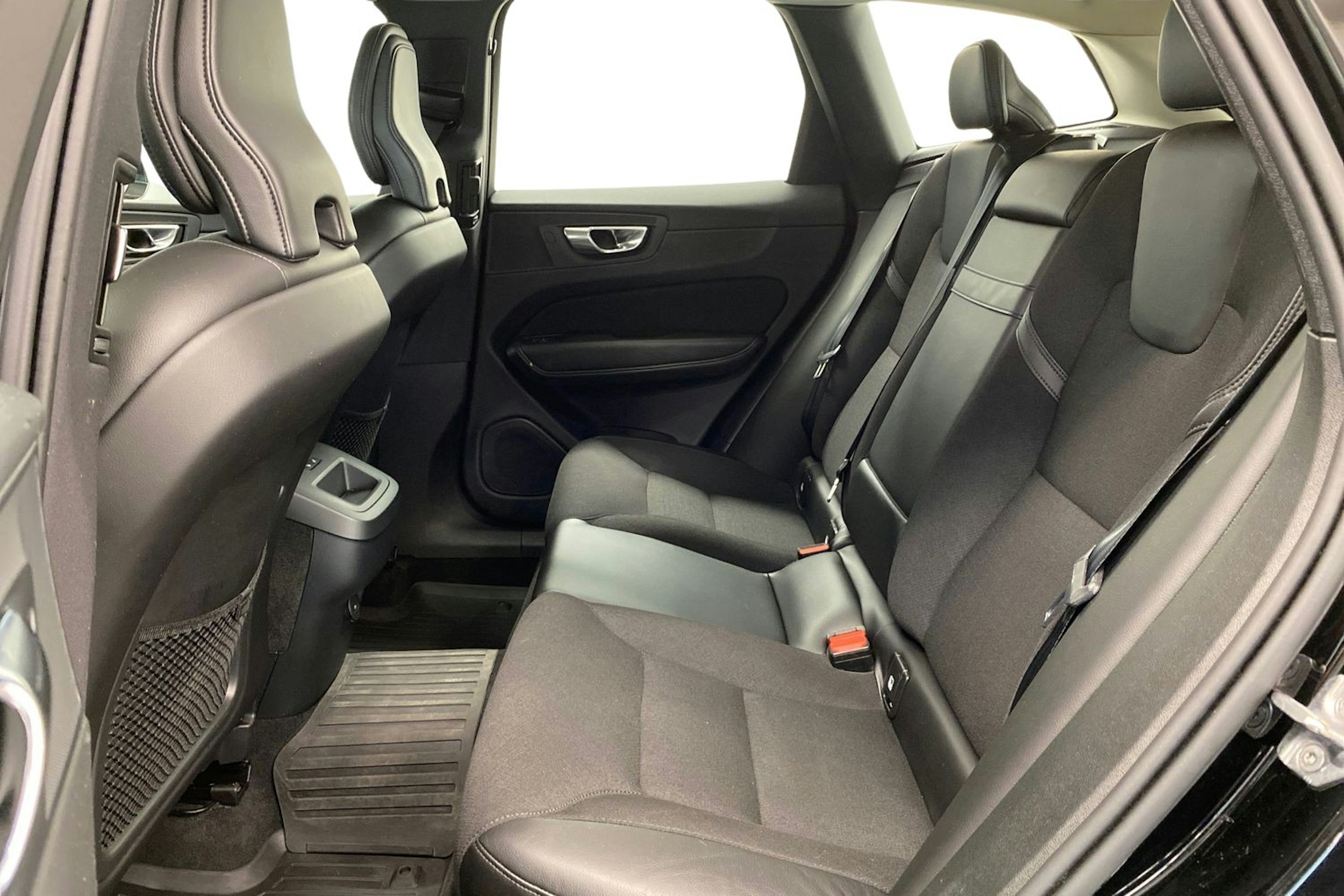 musta Volvo XC60 2021 kuva 10.