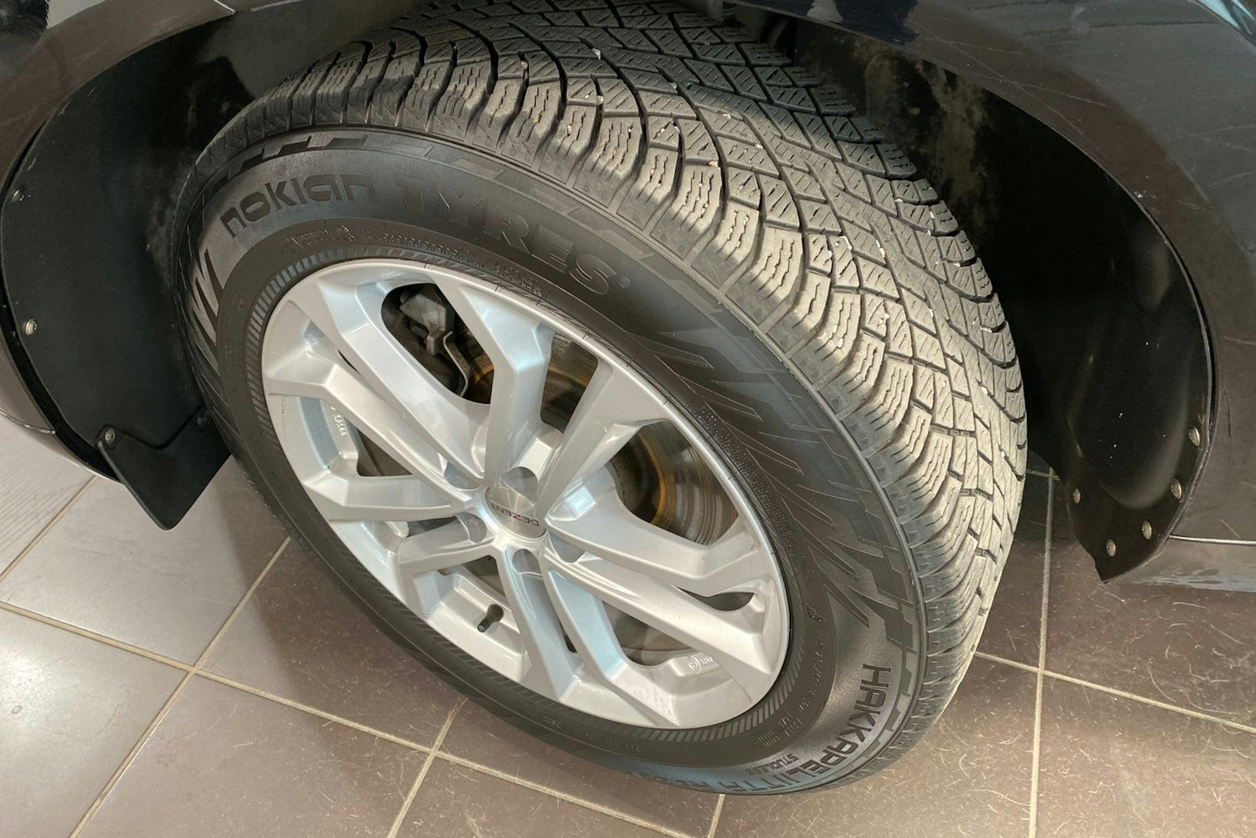 musta Volvo XC60 2021 kuva 13.