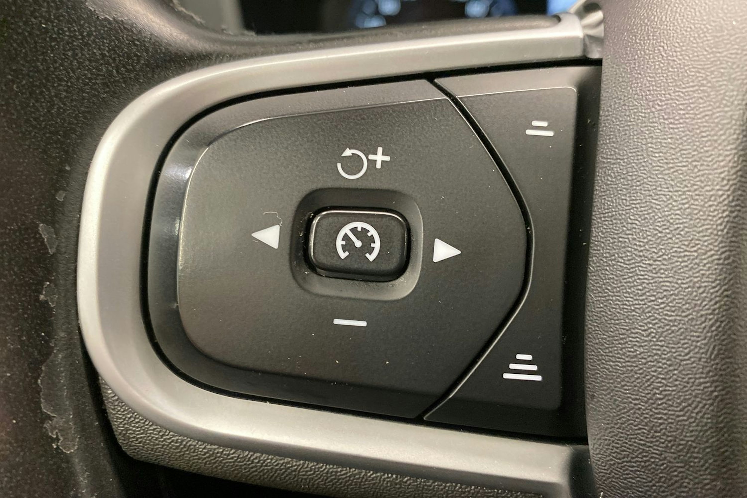 musta Volvo XC60 2021 kuva 15.