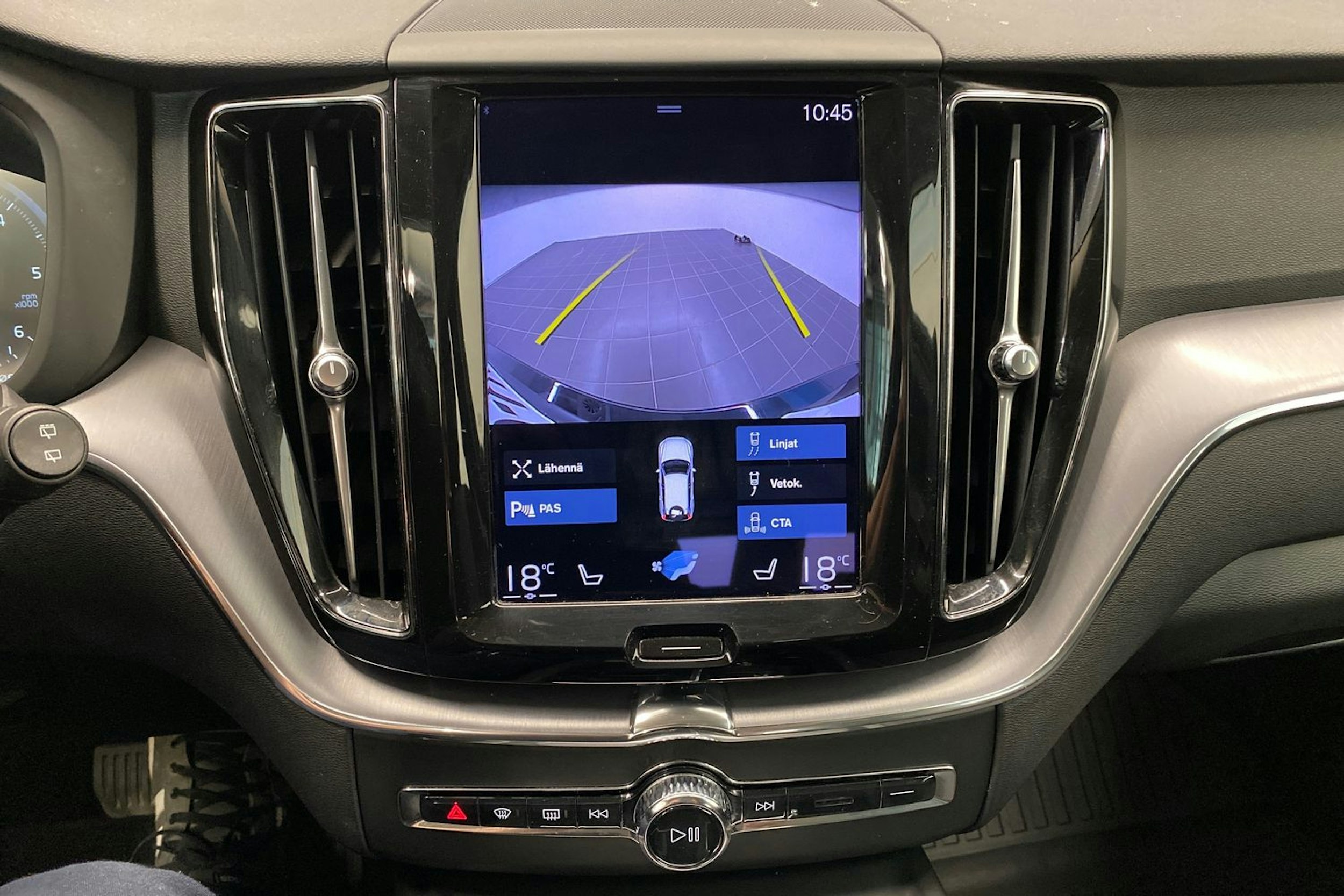 musta Volvo XC60 2021 kuva 17.