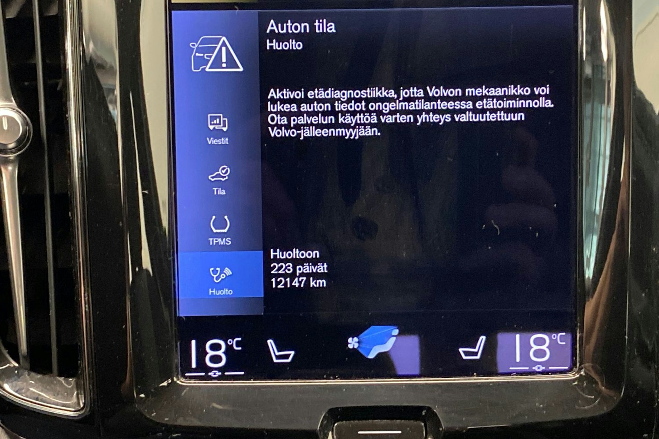 musta Volvo XC60 2021 kuva 18.