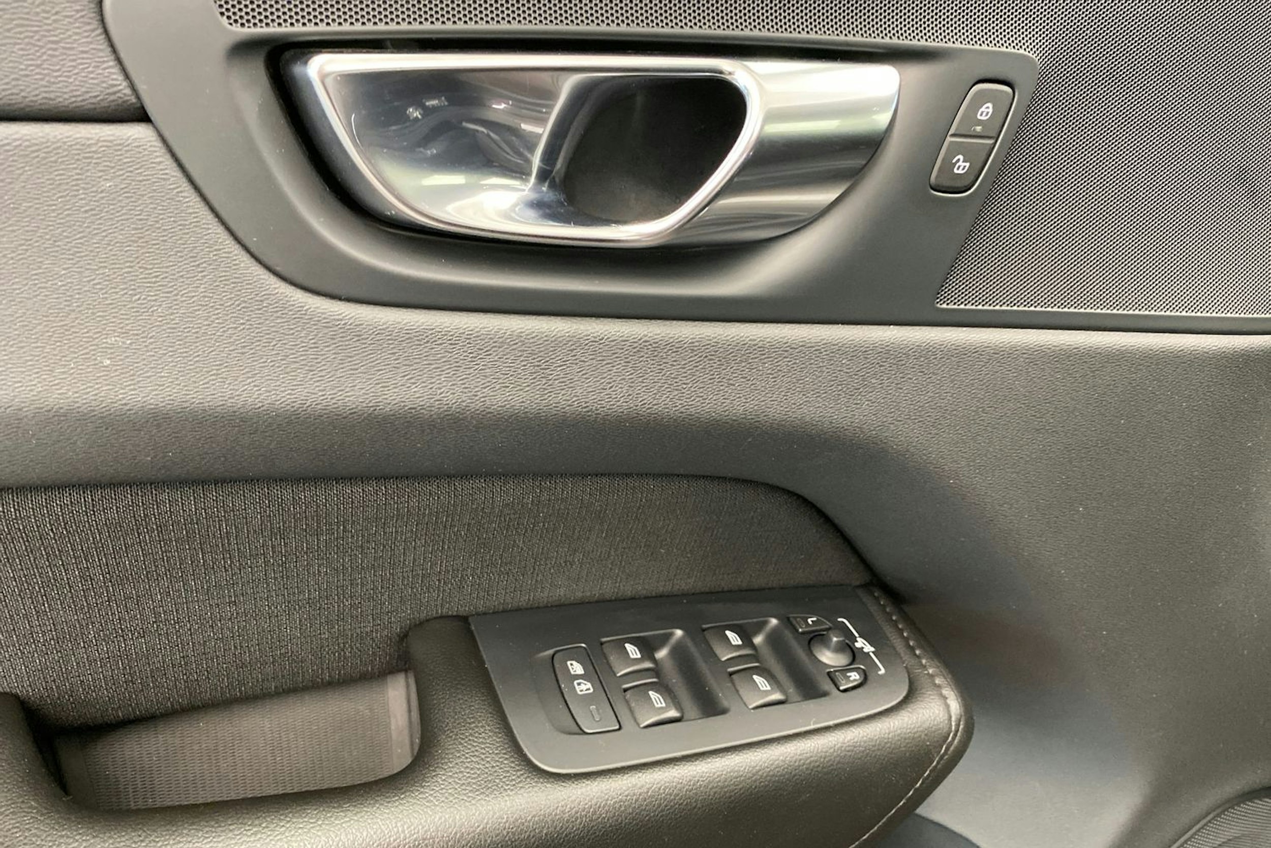 musta Volvo XC60 2021 kuva 19.