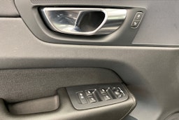 musta Volvo XC60 2021 kuva 19.