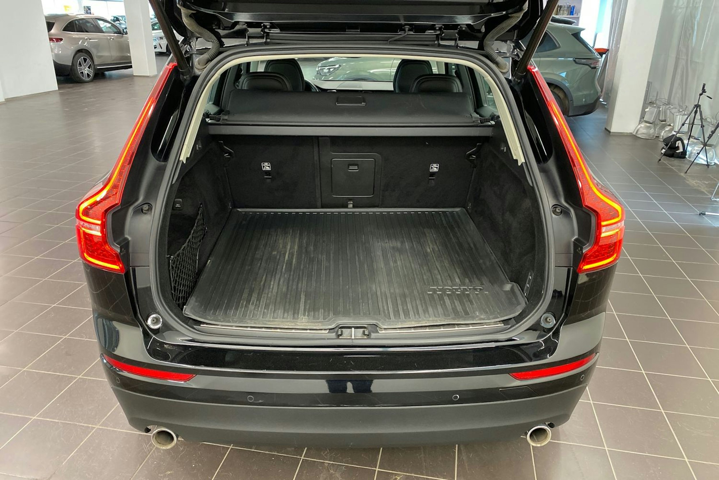 musta Volvo XC60 2021 kuva 20.