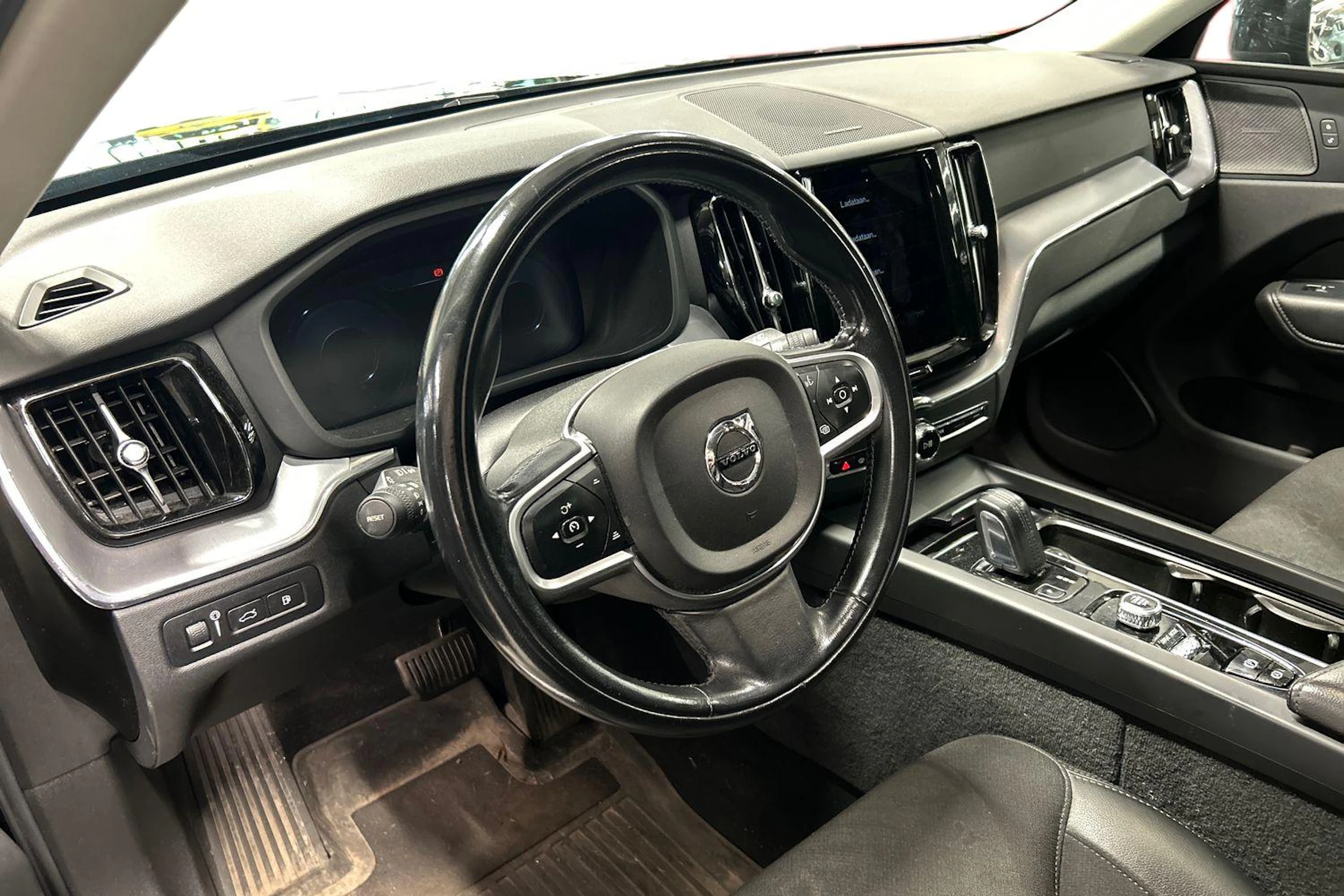 musta Volvo XC60 2021 kuva 3.