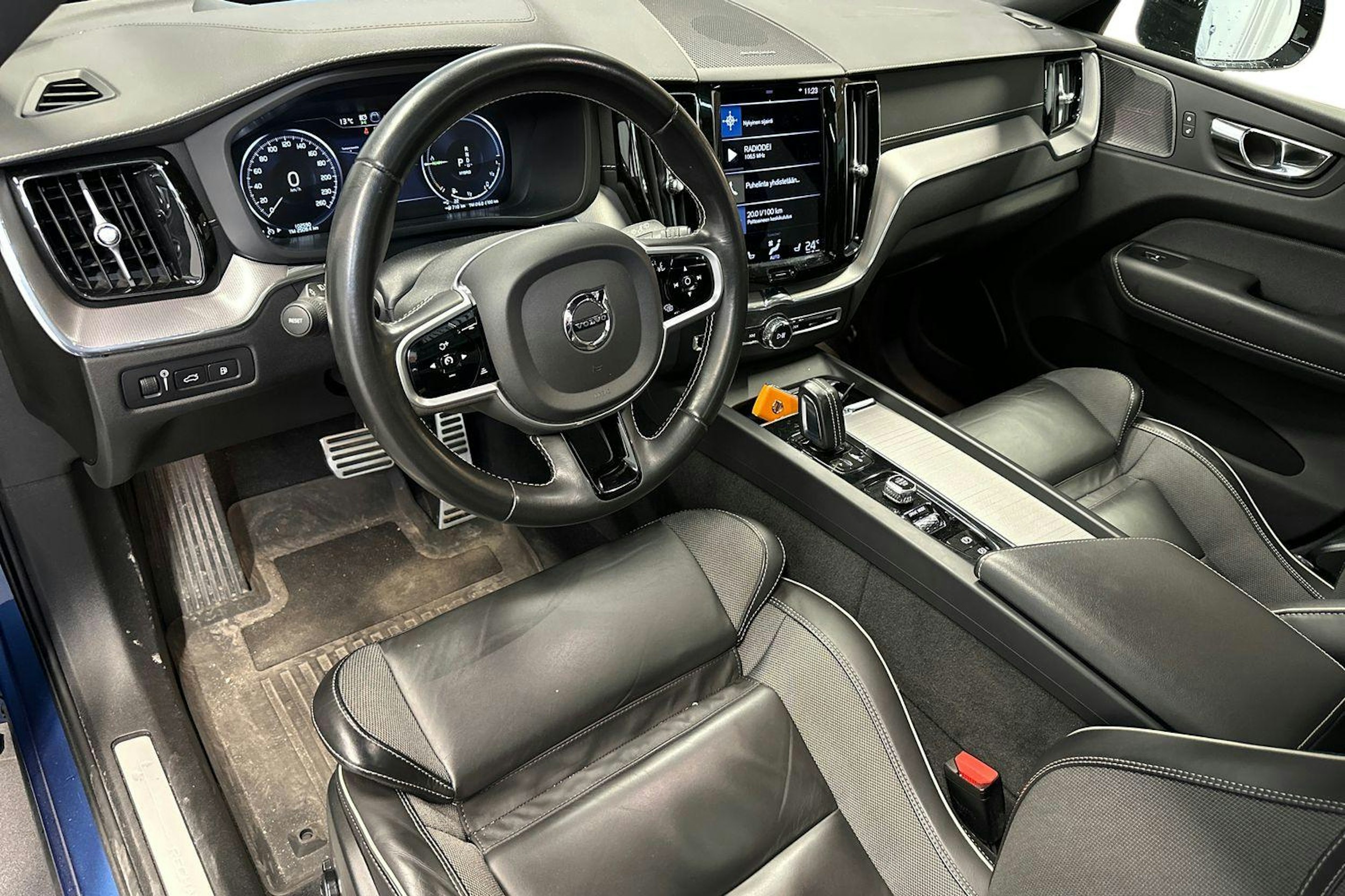 sininen Volvo XC60 2021 kuva 3.
