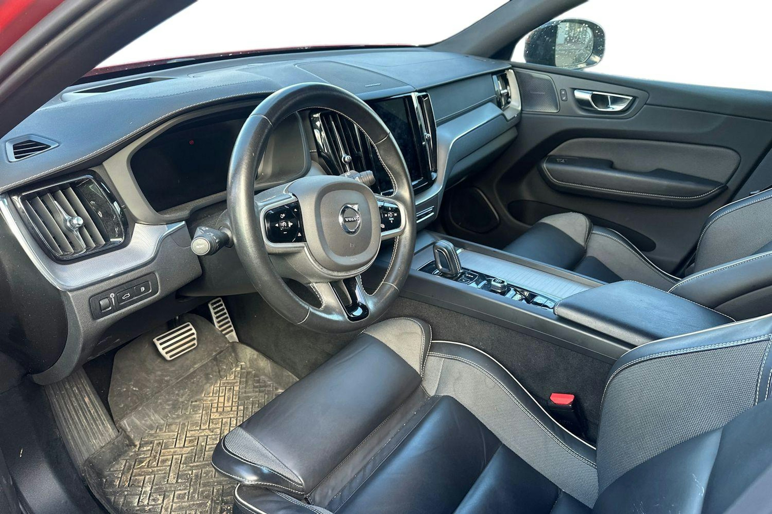 Punainen Volvo XC60 2021 kuva 3.