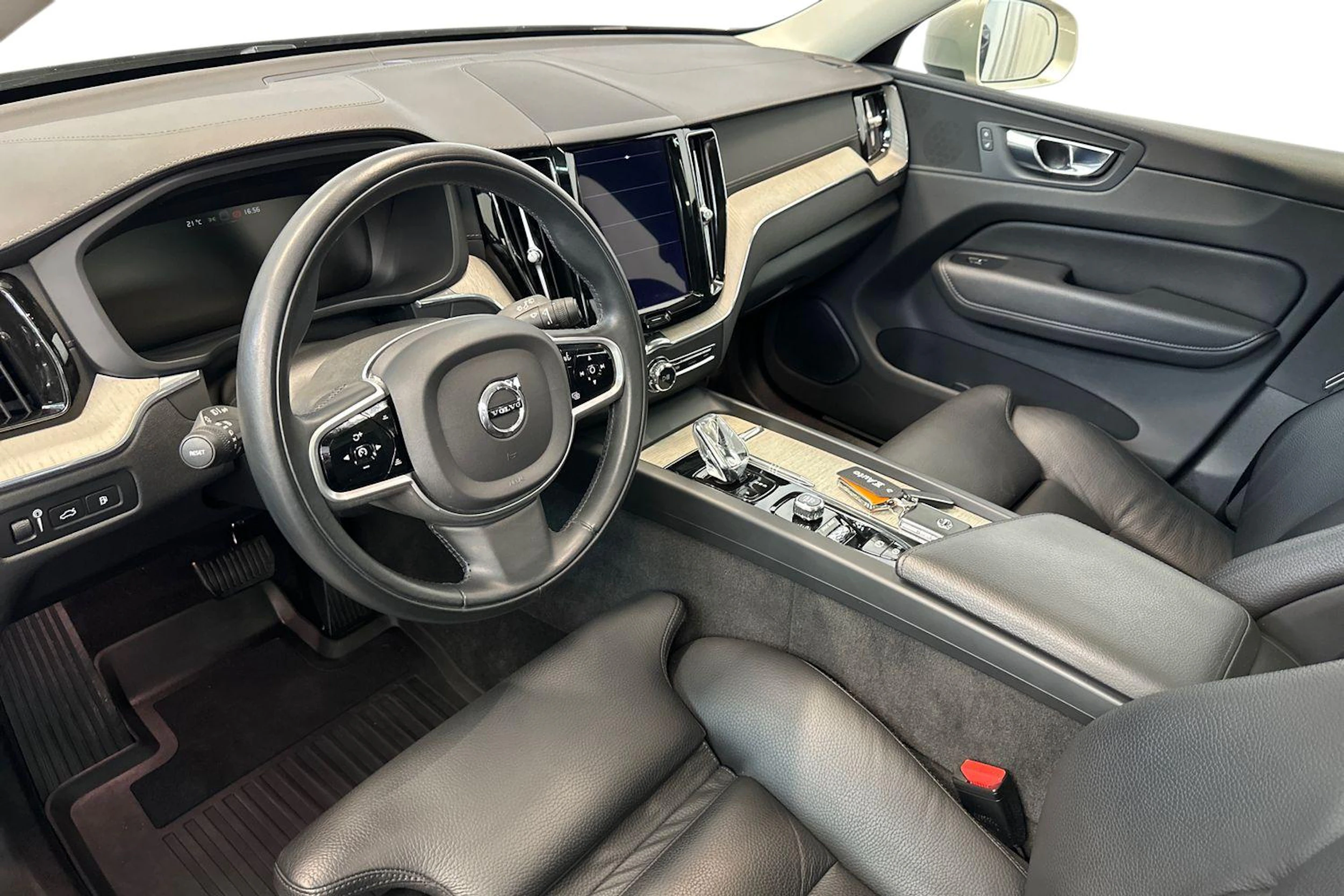 ruskea (beige) Volvo XC60 2021 kuva 8.