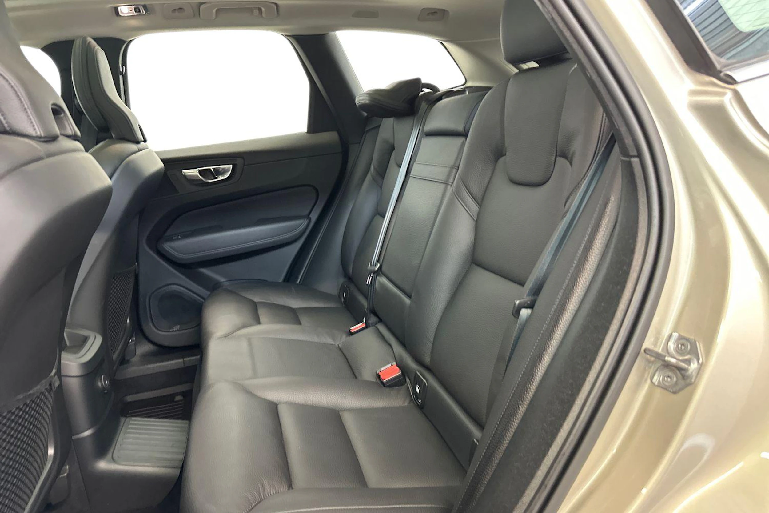 ruskea (beige) Volvo XC60 2021 kuva 11.