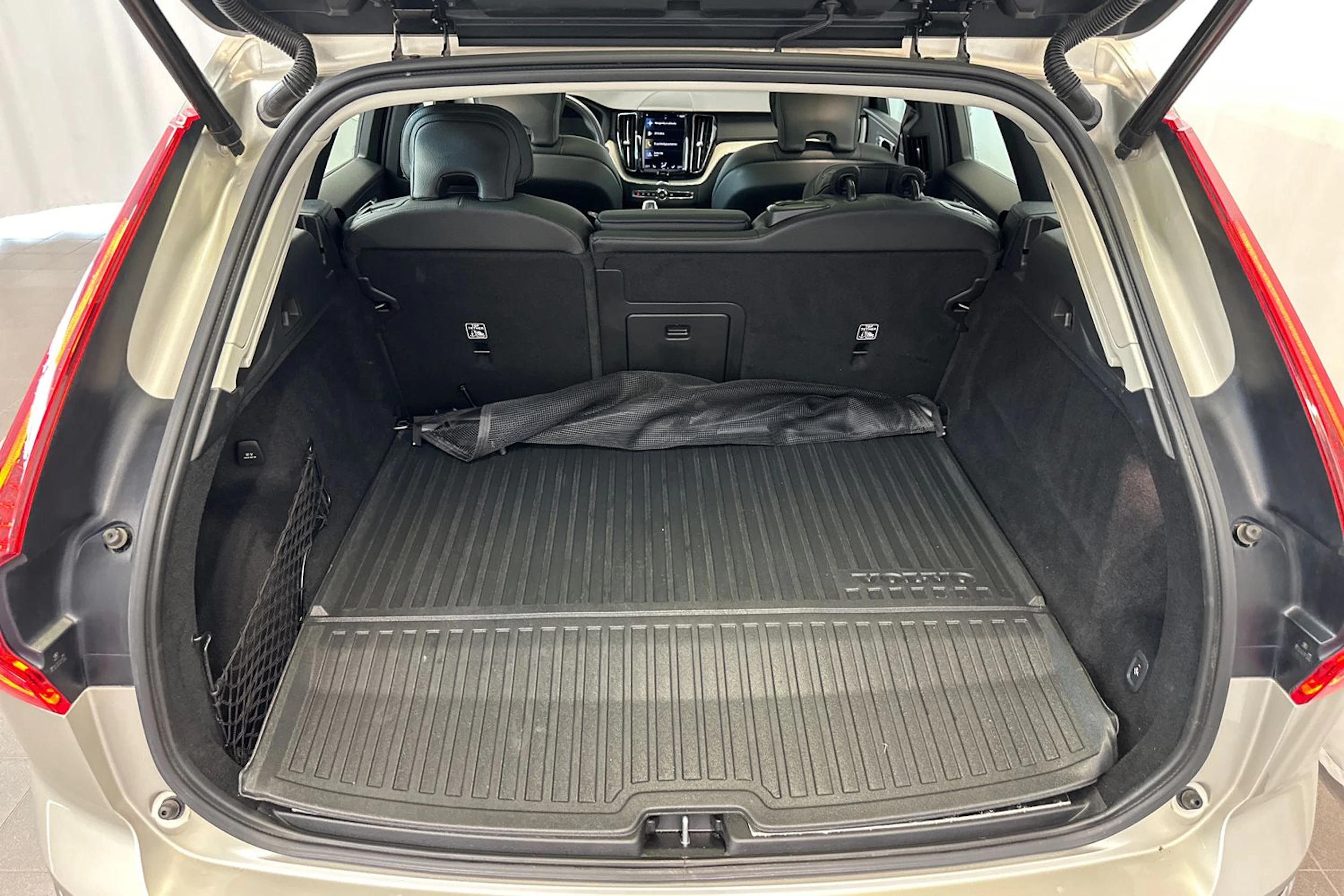 ruskea (beige) Volvo XC60 2021 kuva 15.