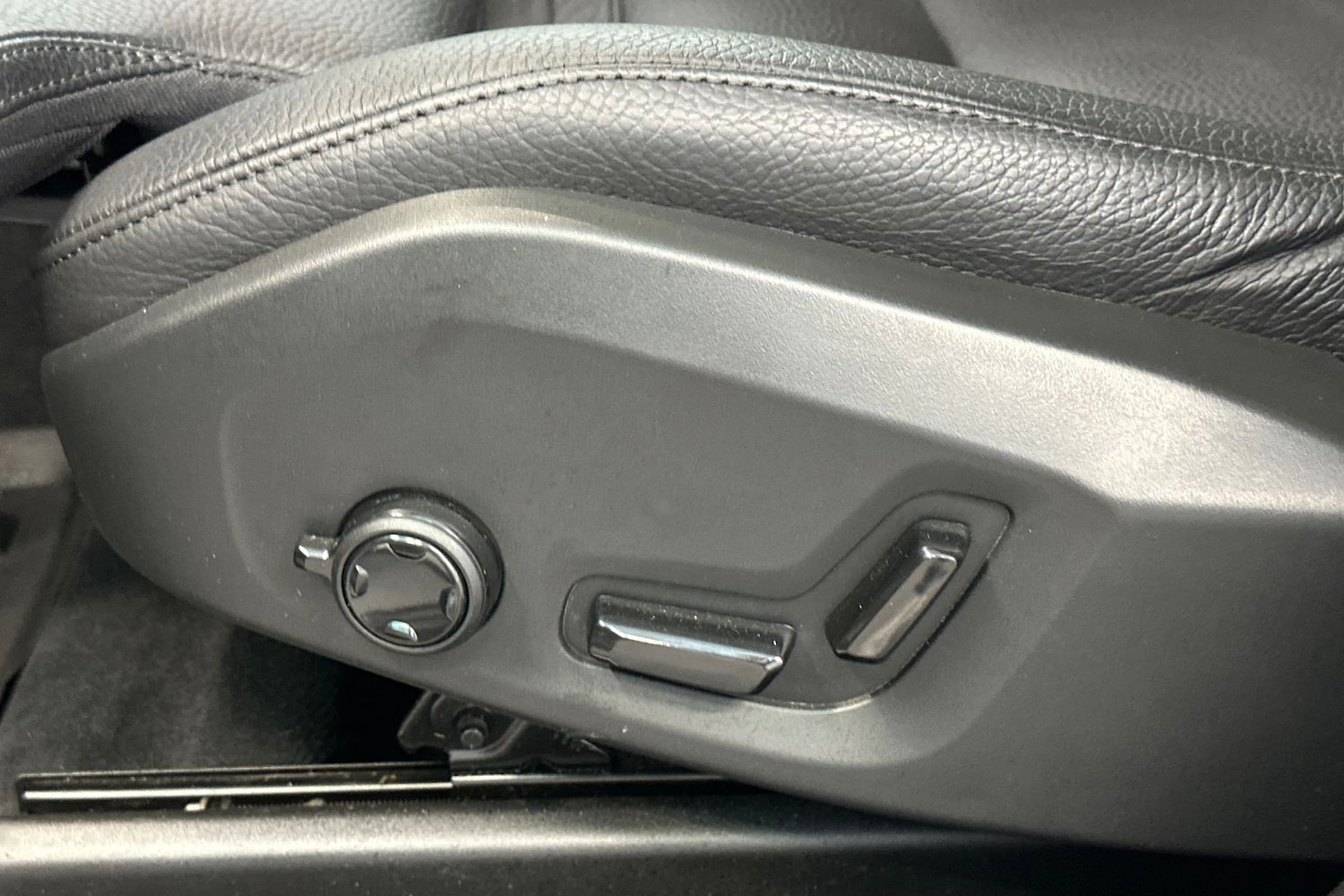 ruskea (beige) Volvo XC60 2021 kuva 27.