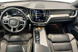 valkoinen Volvo XC60 2021 kuva 9.
