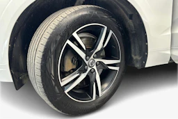 valkoinen Volvo XC60 2021 kuva 12.
