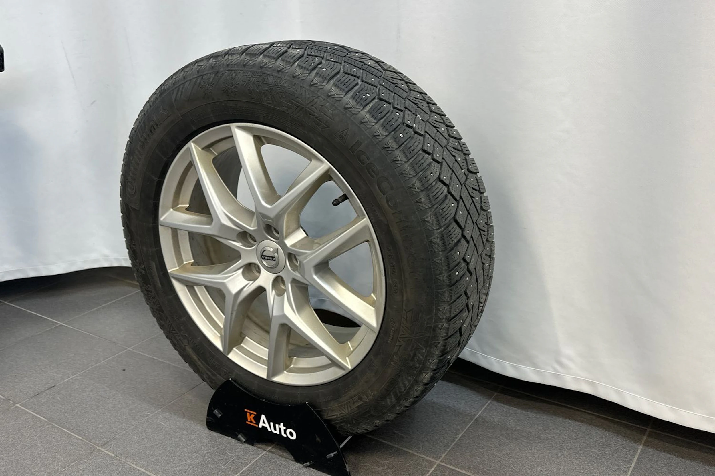 valkoinen Volvo XC60 2021 kuva 13.