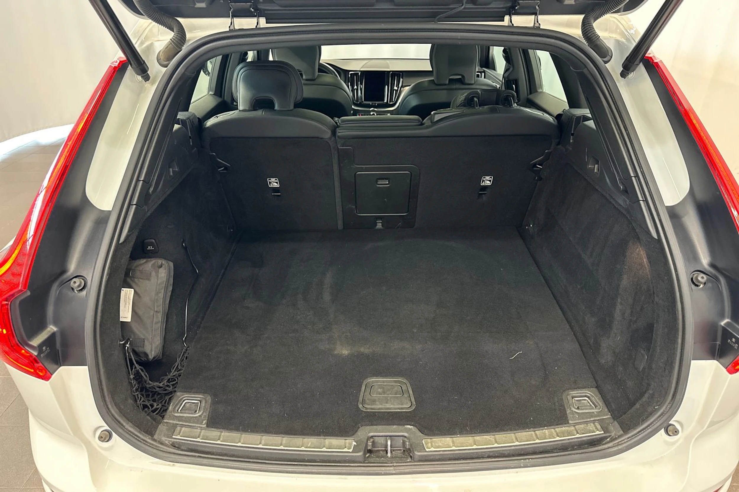 valkoinen Volvo XC60 2021 kuva 15.