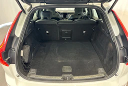 valkoinen Volvo XC60 2021 kuva 15.