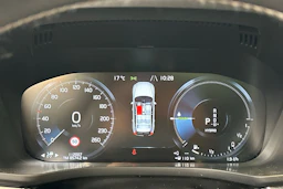 valkoinen Volvo XC60 2021 kuva 16.