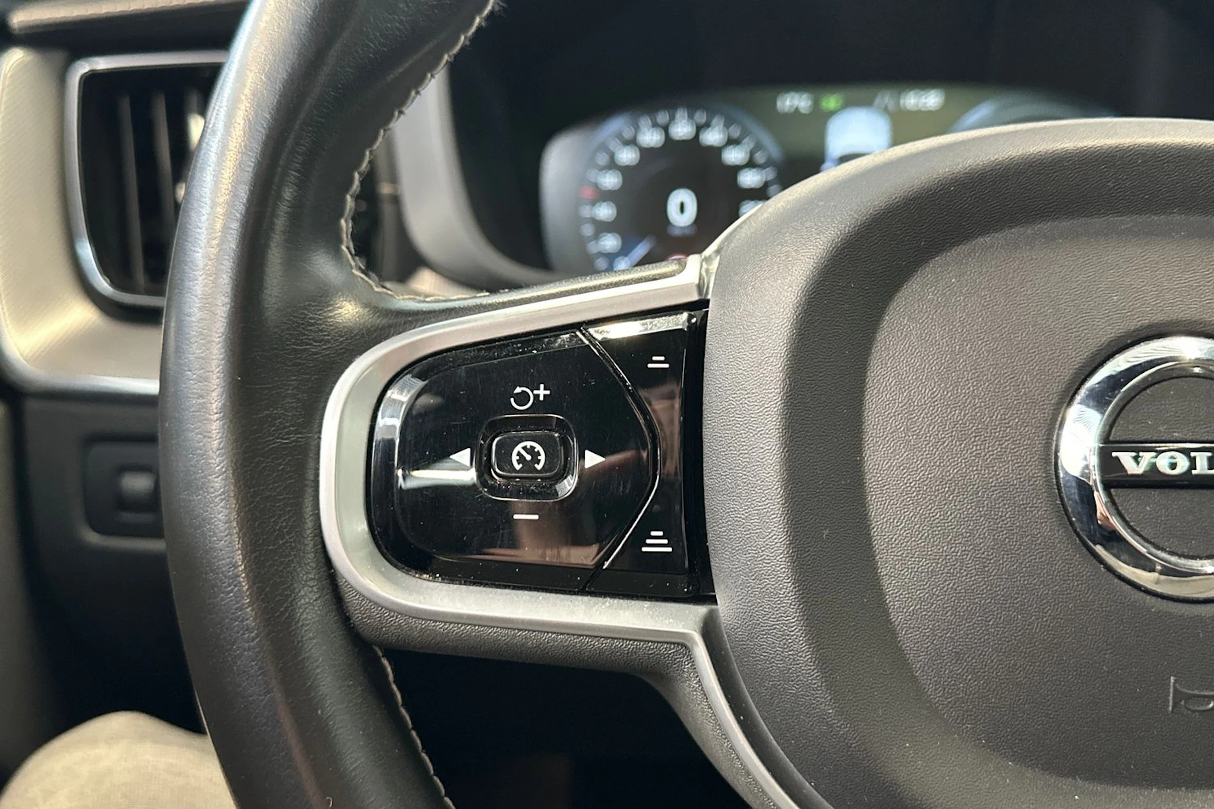 valkoinen Volvo XC60 2021 kuva 17.