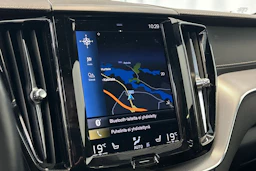 valkoinen Volvo XC60 2021 kuva 20.