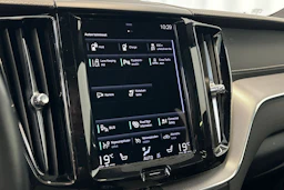 valkoinen Volvo XC60 2021 kuva 21.