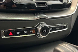 valkoinen Volvo XC60 2021 kuva 23.