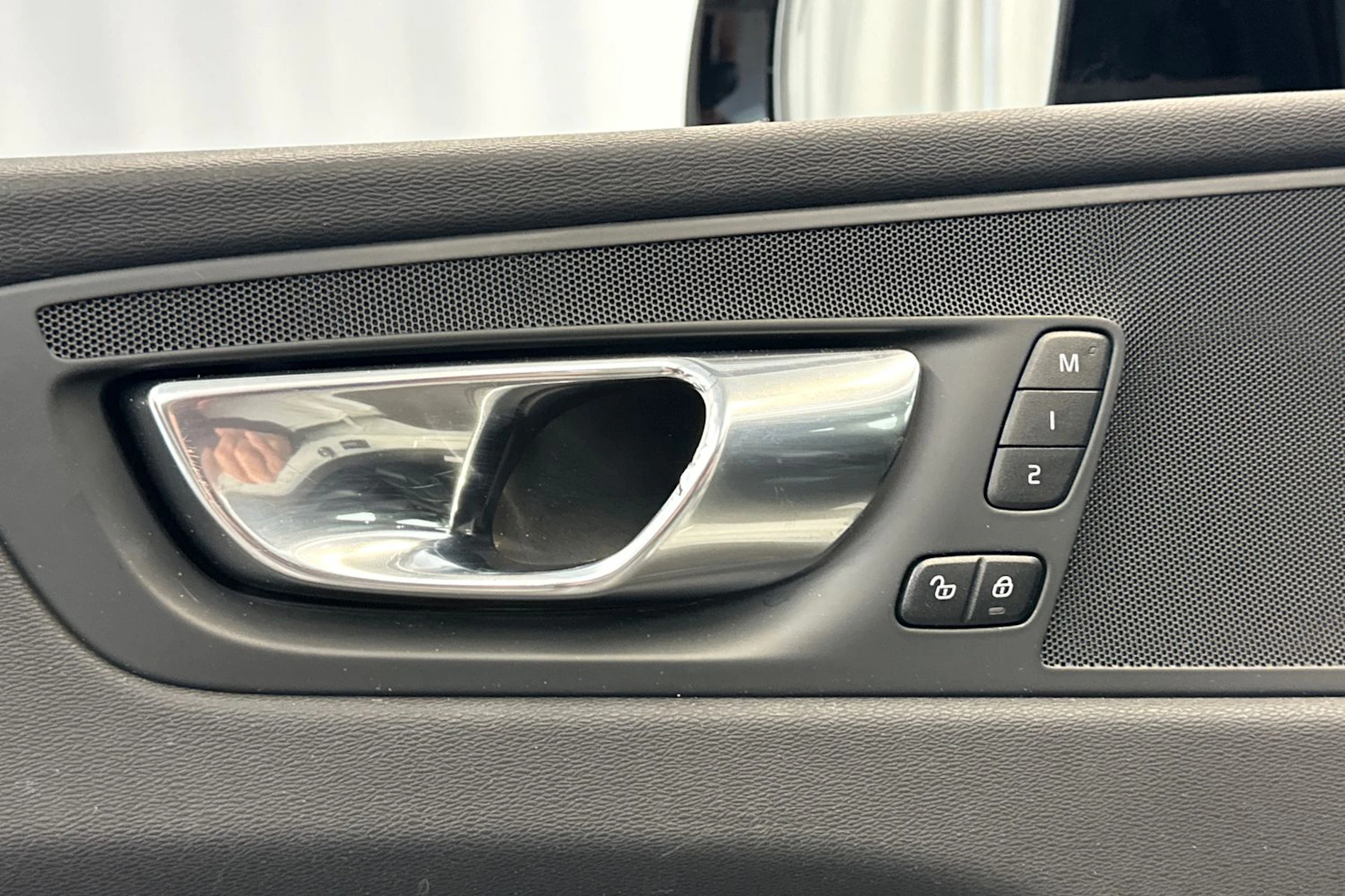 valkoinen Volvo XC60 2021 kuva 27.
