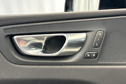 valkoinen Volvo XC60 2021 kuva 27.