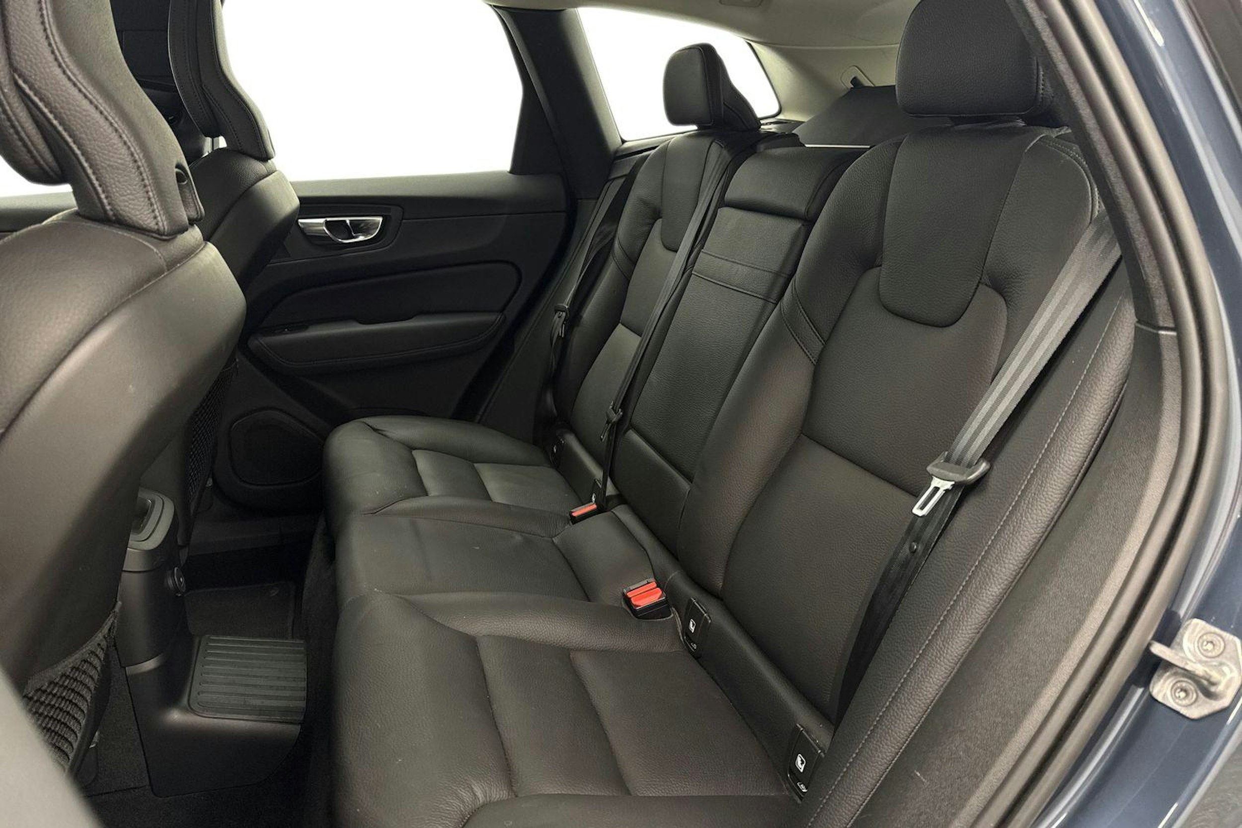 Sininen Volvo XC60 2021 kuva 10.