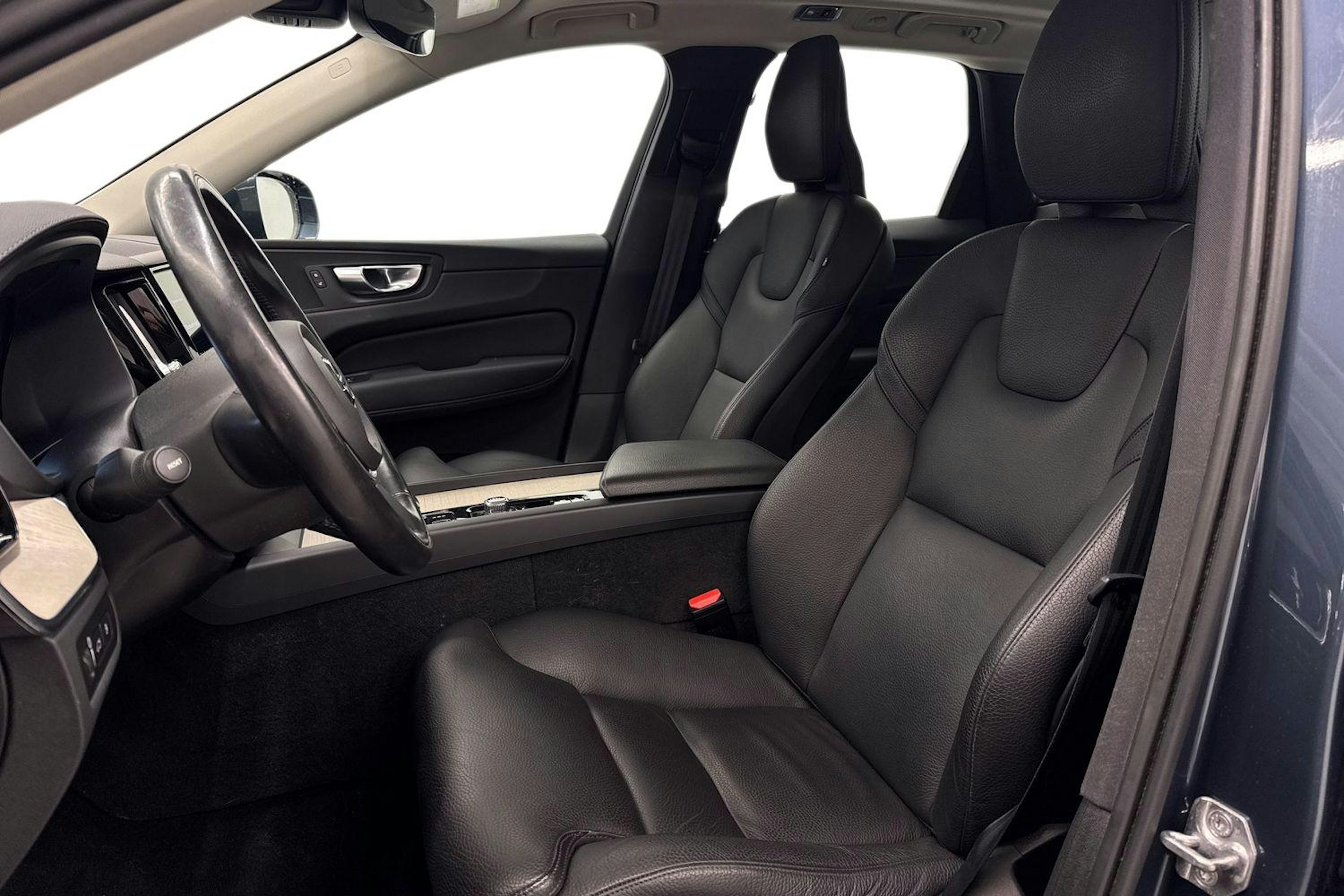Sininen Volvo XC60 2021 kuva 11.