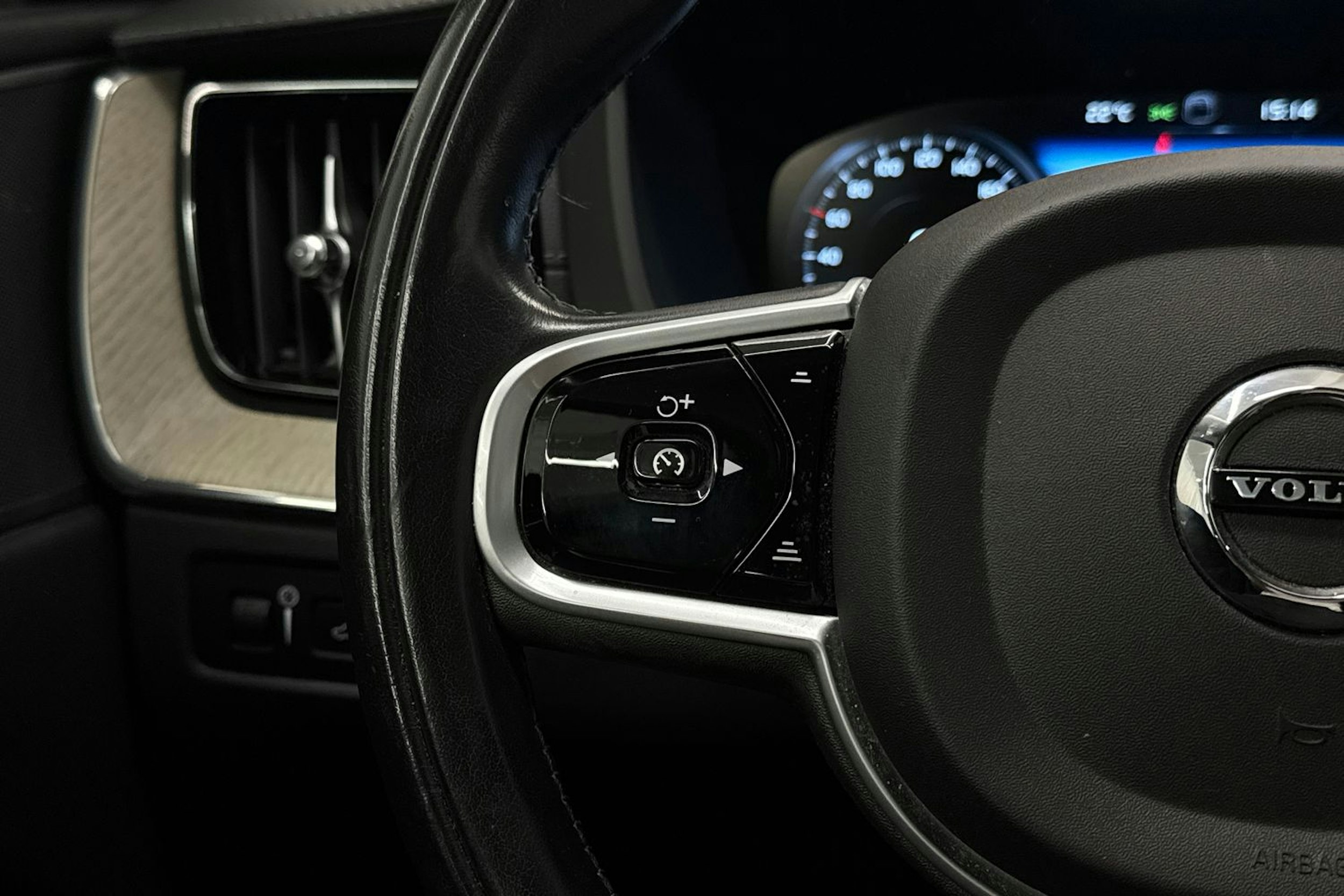 Sininen Volvo XC60 2021 kuva 15.
