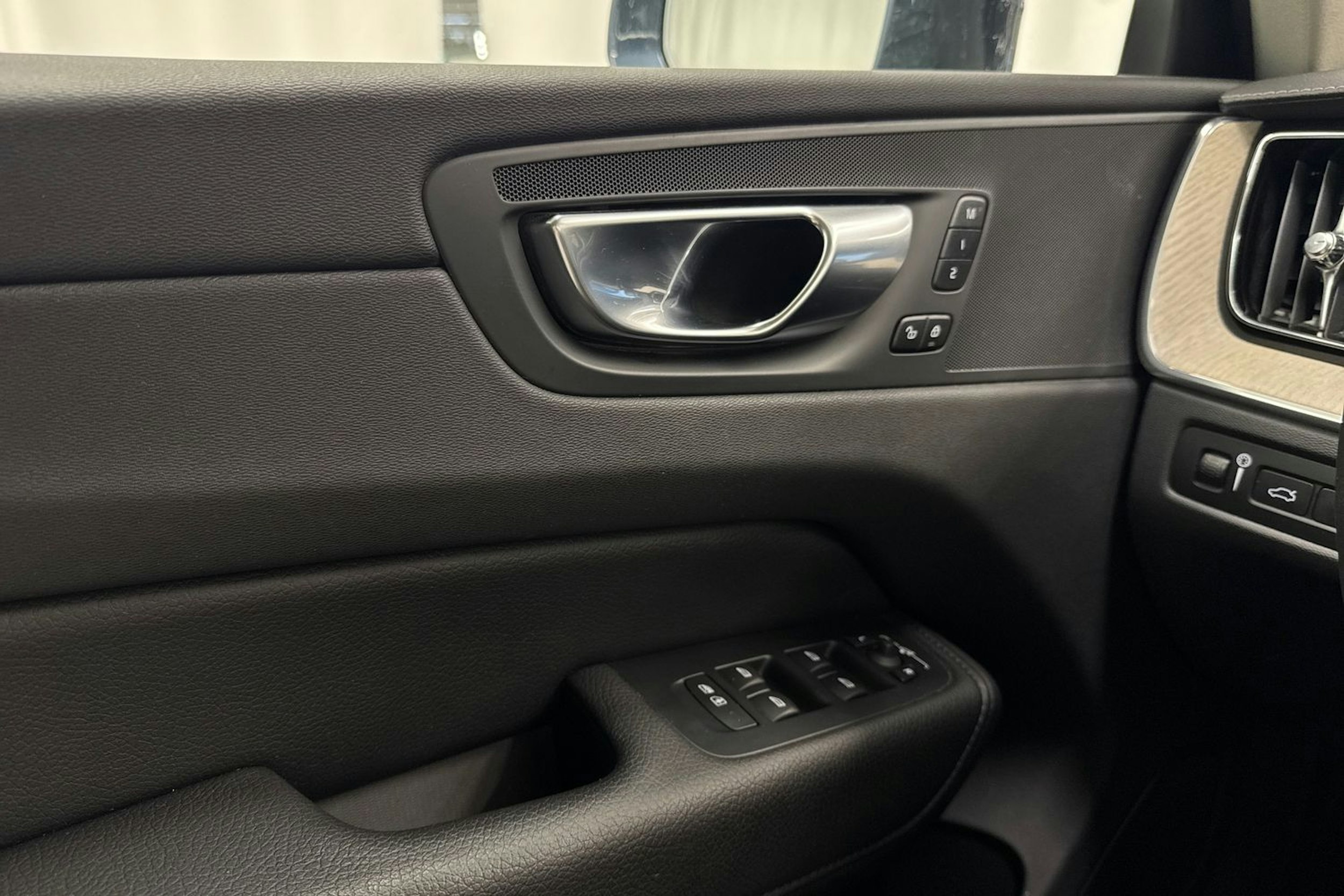 Sininen Volvo XC60 2021 kuva 18.