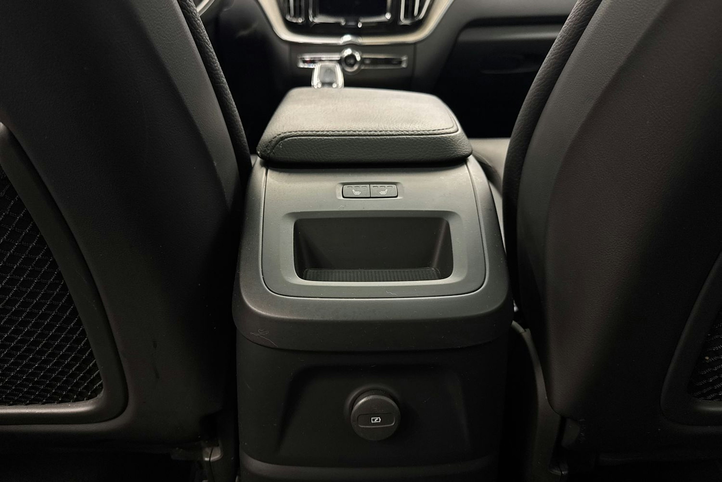 Sininen Volvo XC60 2021 kuva 34.