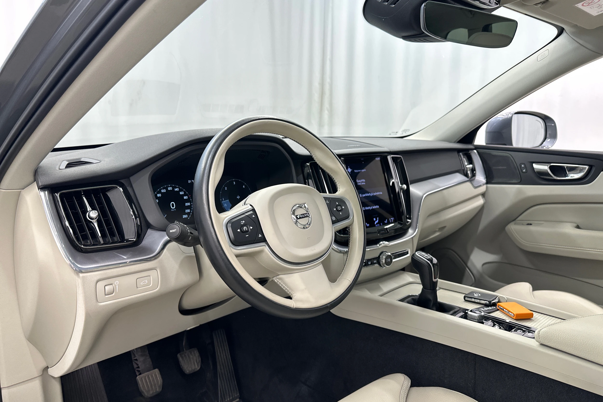 harmaa Volvo XC60 2021 kuva 10.