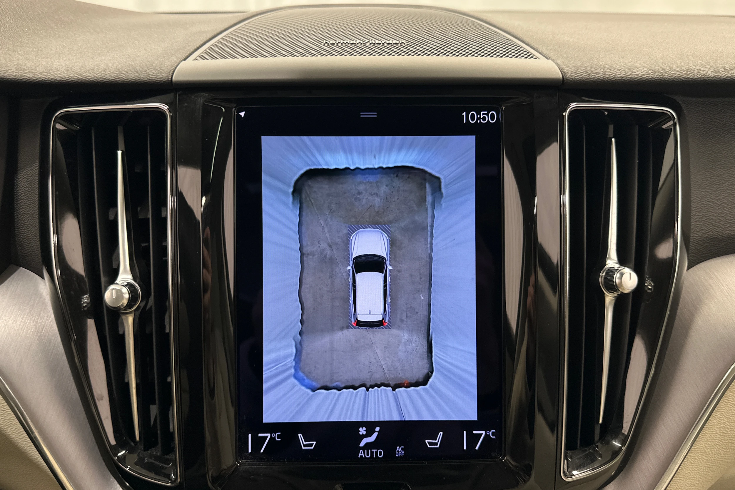 harmaa Volvo XC60 2021 kuva 18.