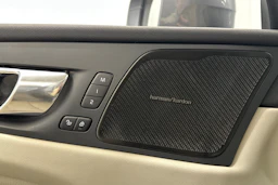 harmaa Volvo XC60 2021 kuva 23.