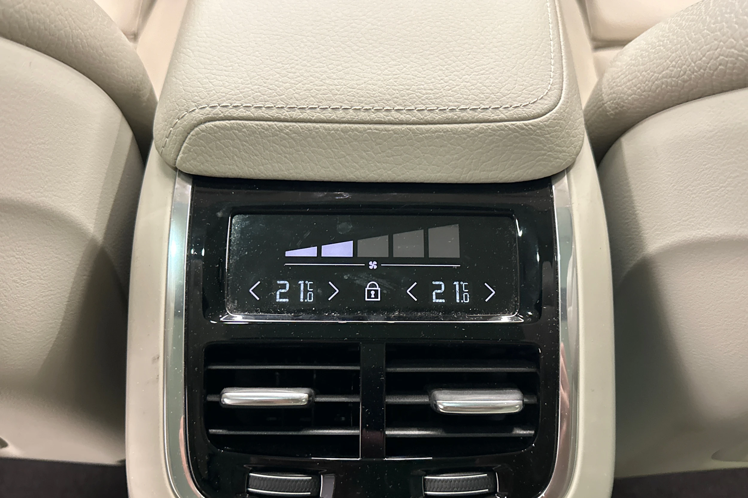 harmaa Volvo XC60 2021 kuva 26.