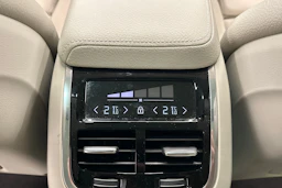 harmaa Volvo XC60 2021 kuva 26.