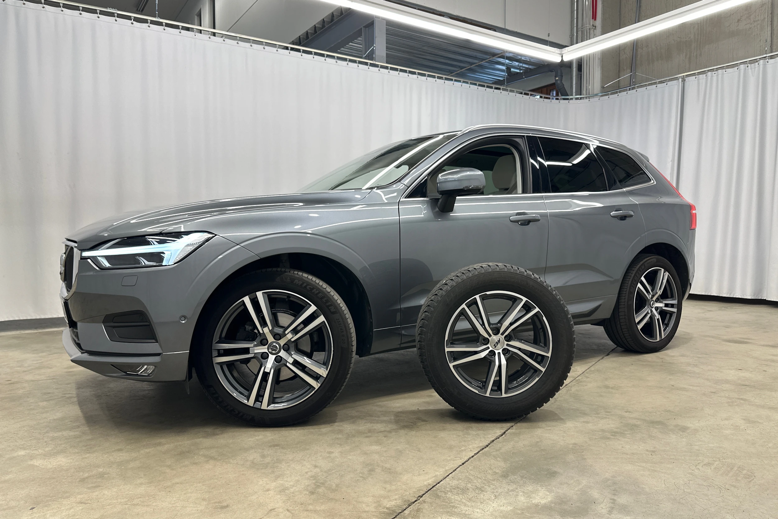 harmaa Volvo XC60 2021 kuva 29.