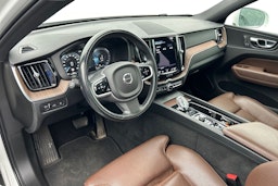 valkoinen Volvo XC60 2021 kuva 3.