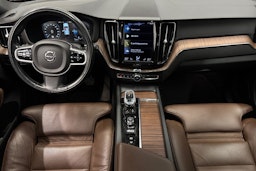 valkoinen Volvo XC60 2021 kuva 7.