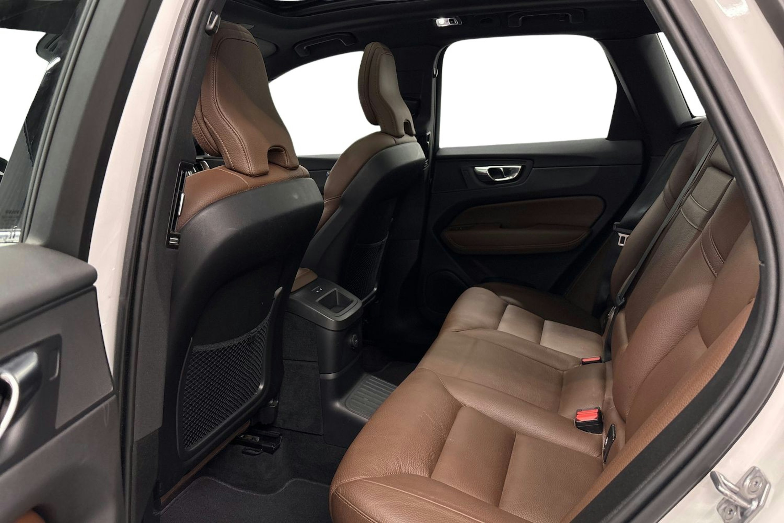 valkoinen Volvo XC60 2021 kuva 8.
