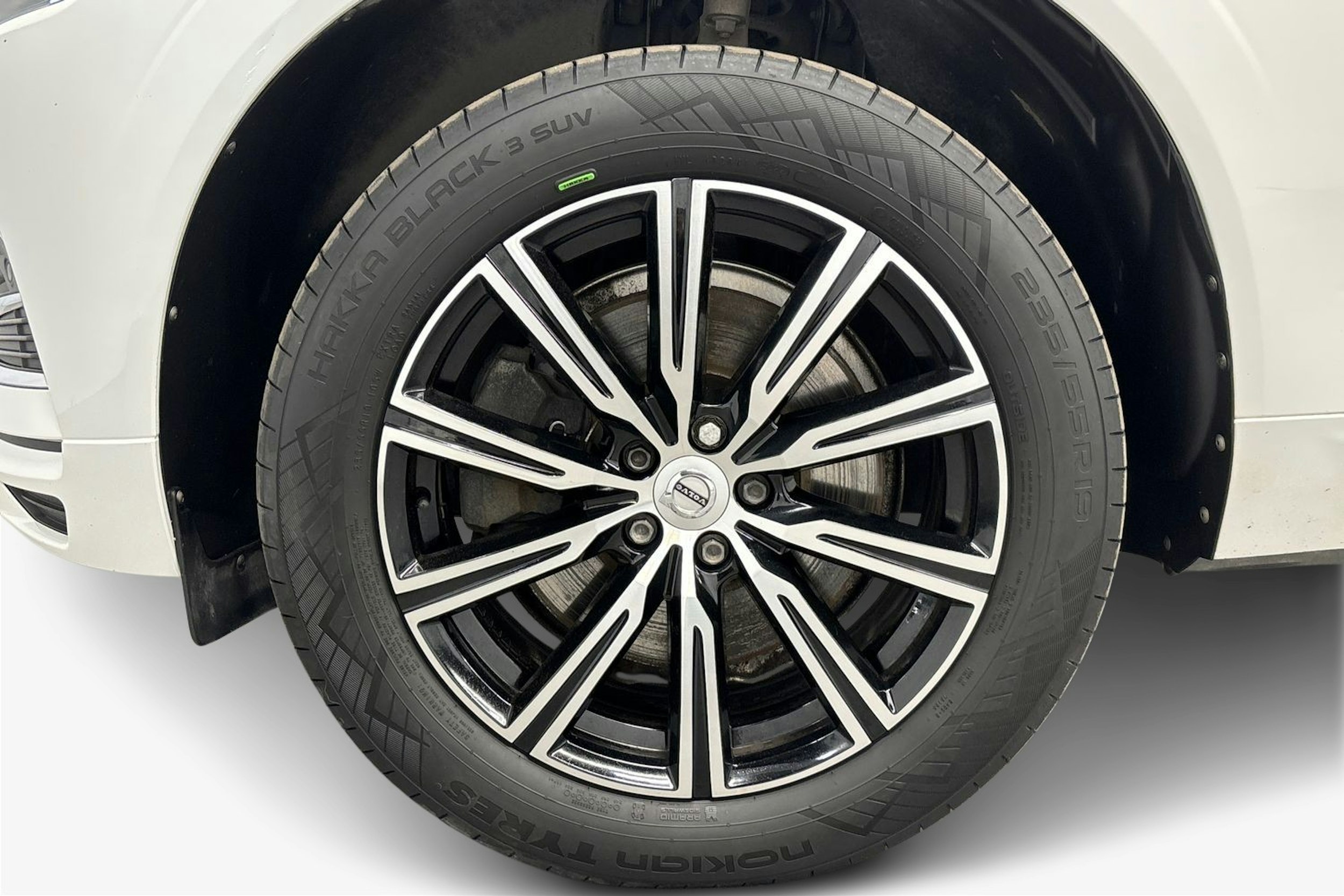 valkoinen Volvo XC60 2021 kuva 9.