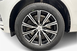 valkoinen Volvo XC60 2021 kuva 9.