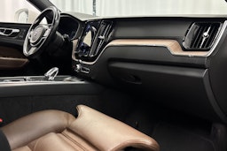 valkoinen Volvo XC60 2021 kuva 11.