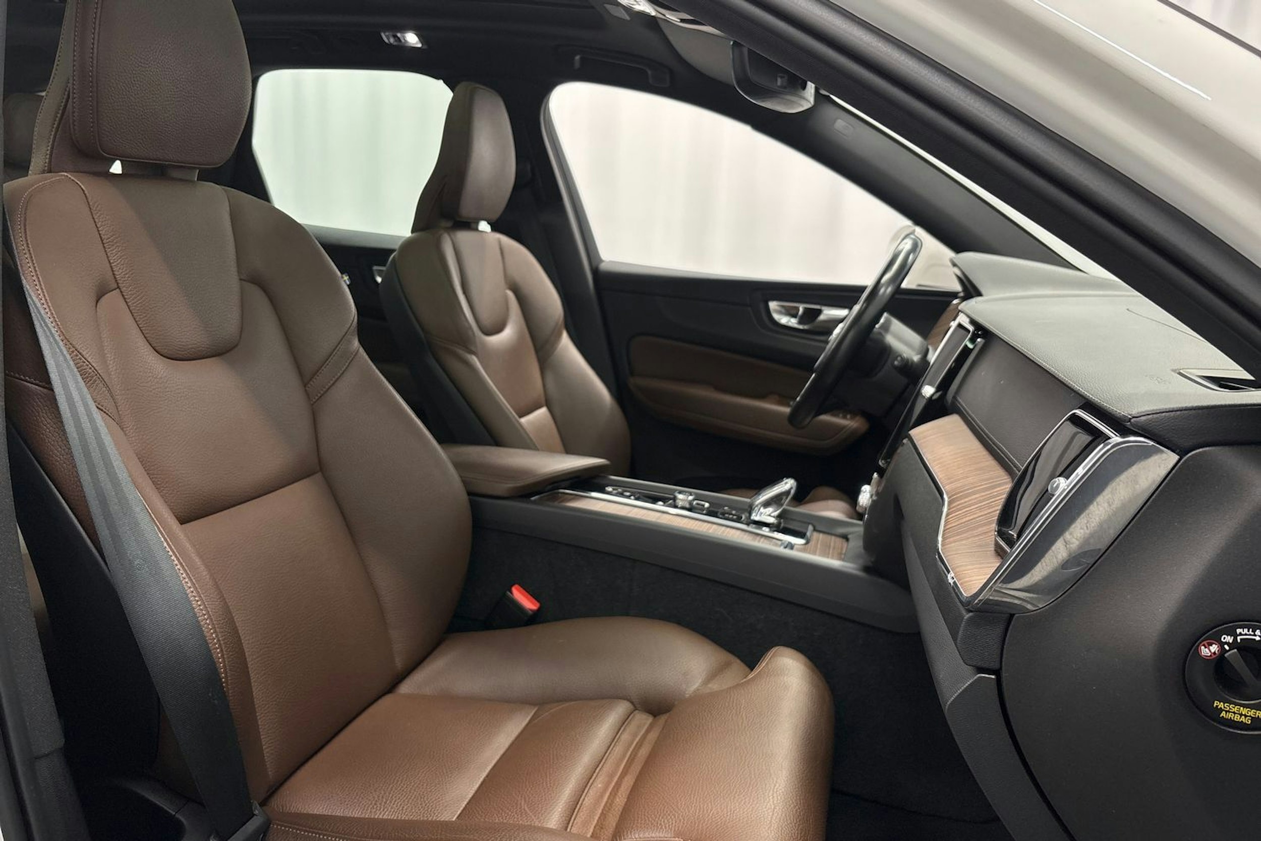 valkoinen Volvo XC60 2021 kuva 12.