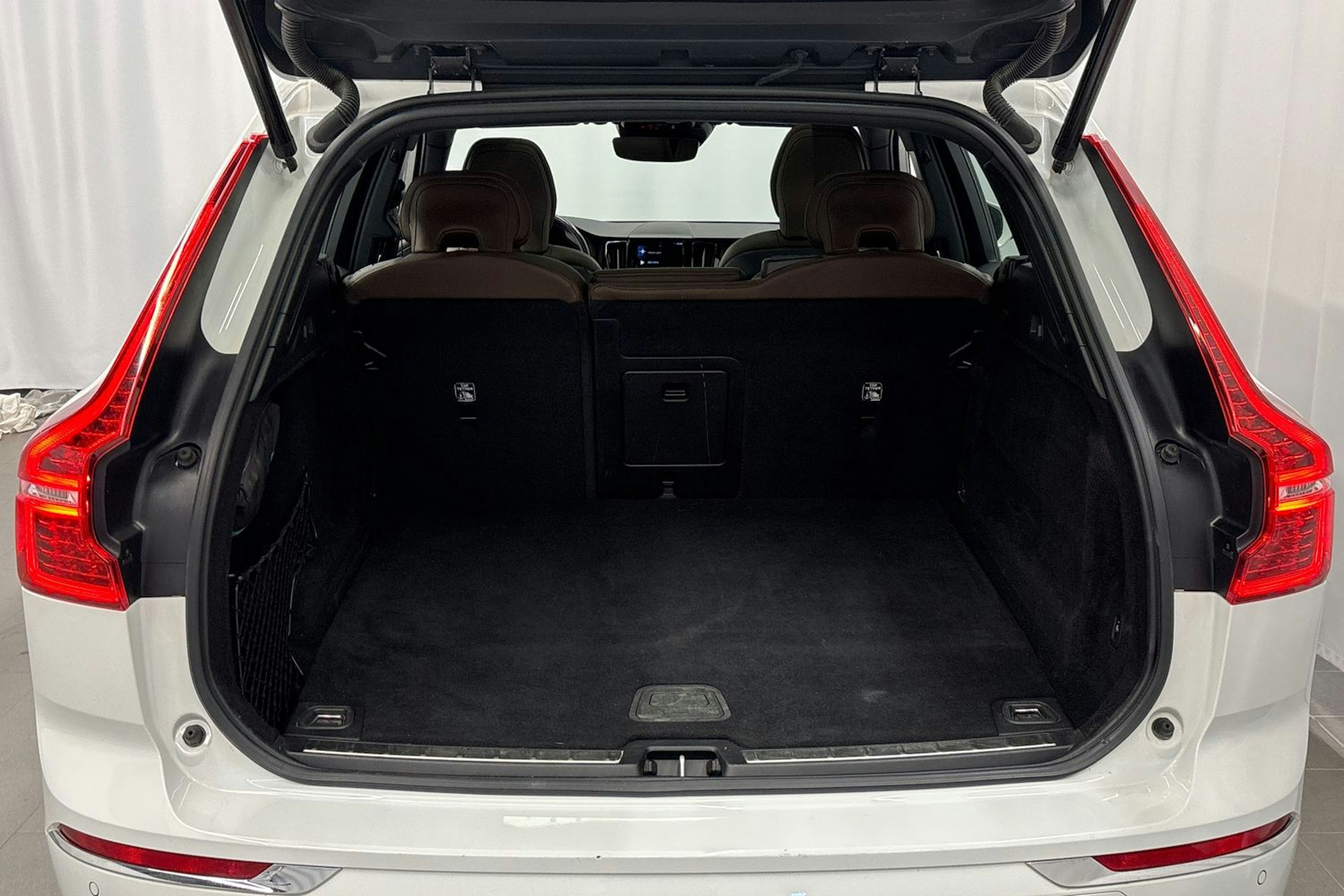 valkoinen Volvo XC60 2021 kuva 13.