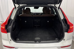 valkoinen Volvo XC60 2021 kuva 13.