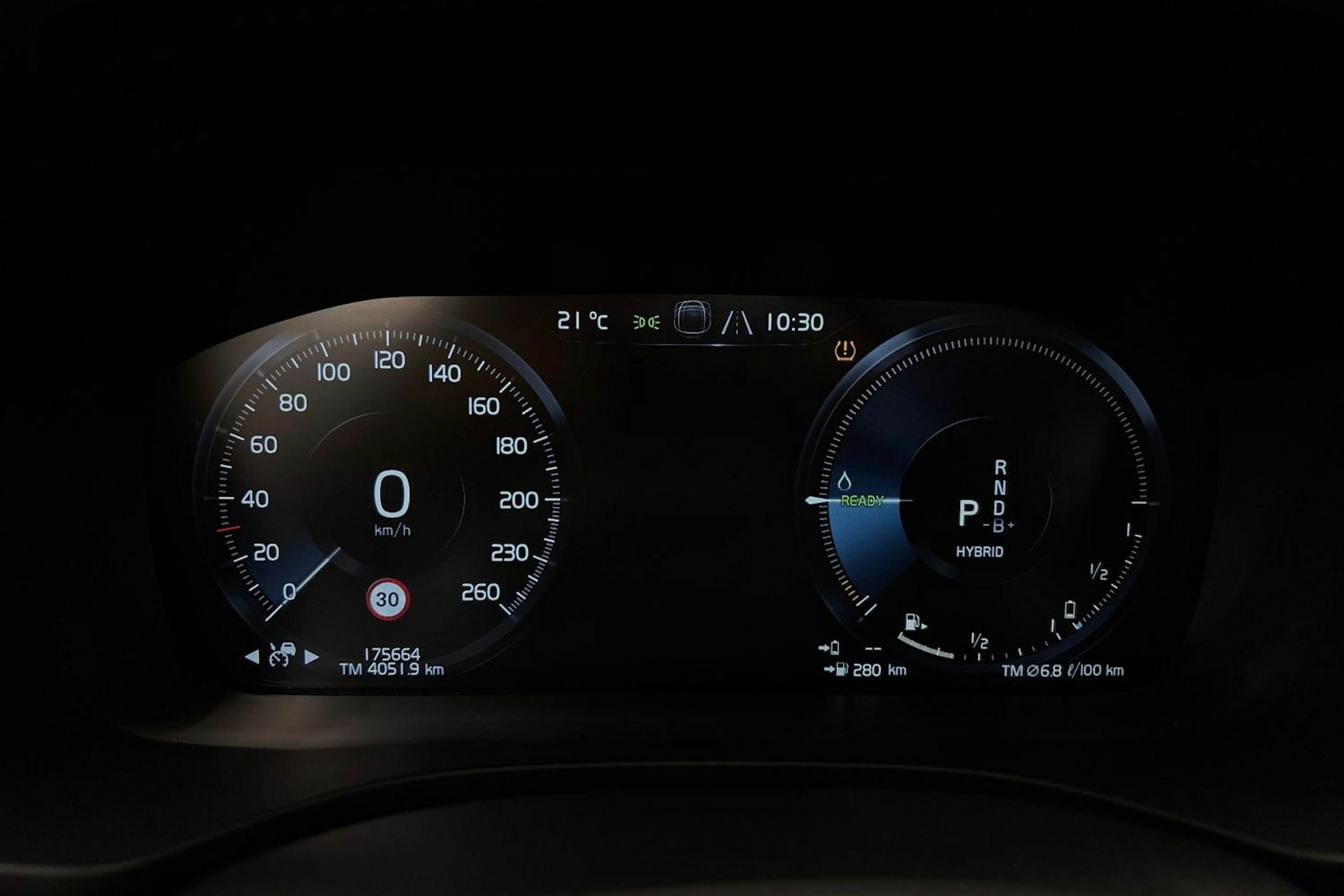 valkoinen Volvo XC60 2021 kuva 17.