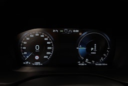 valkoinen Volvo XC60 2021 kuva 17.