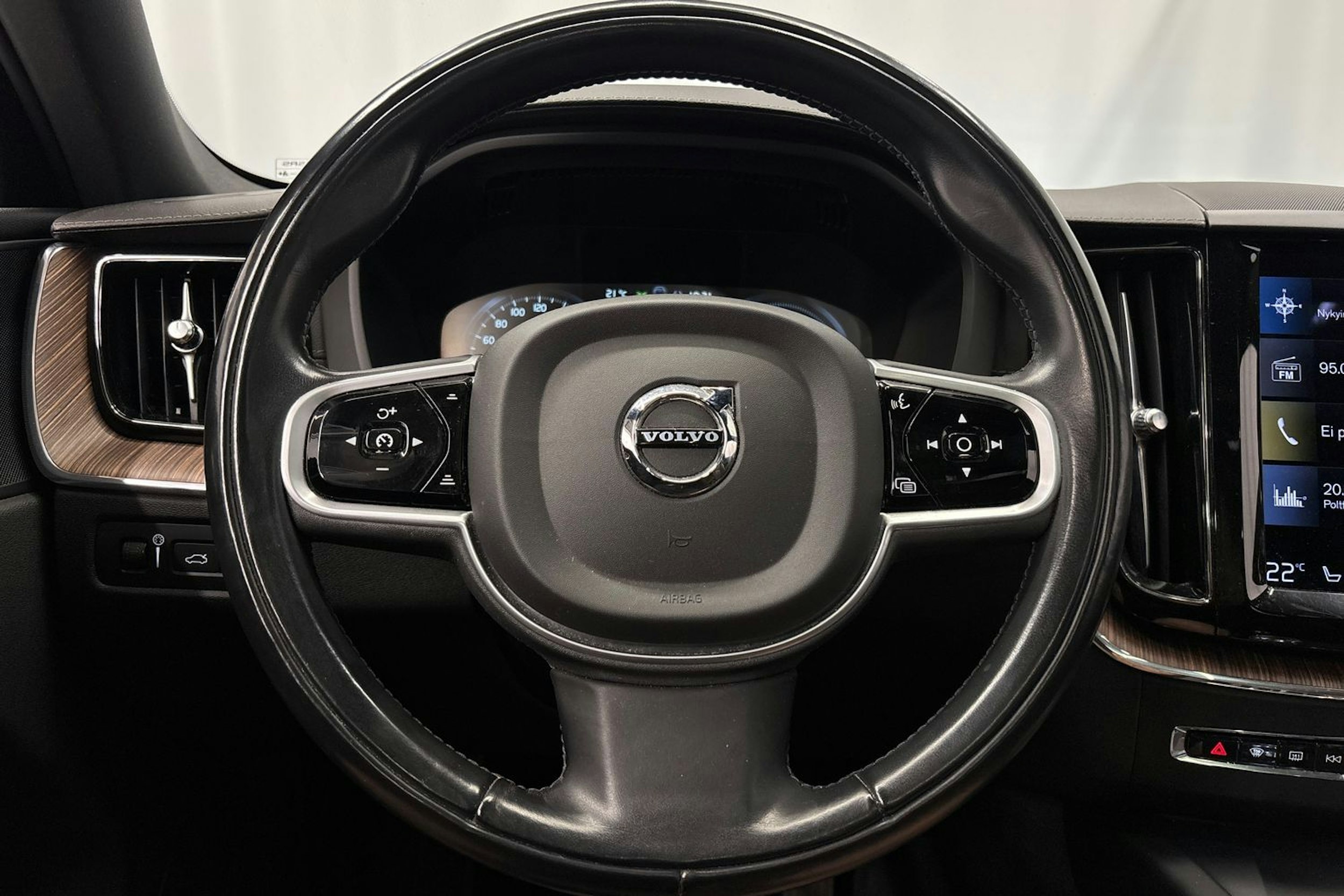 valkoinen Volvo XC60 2021 kuva 18.